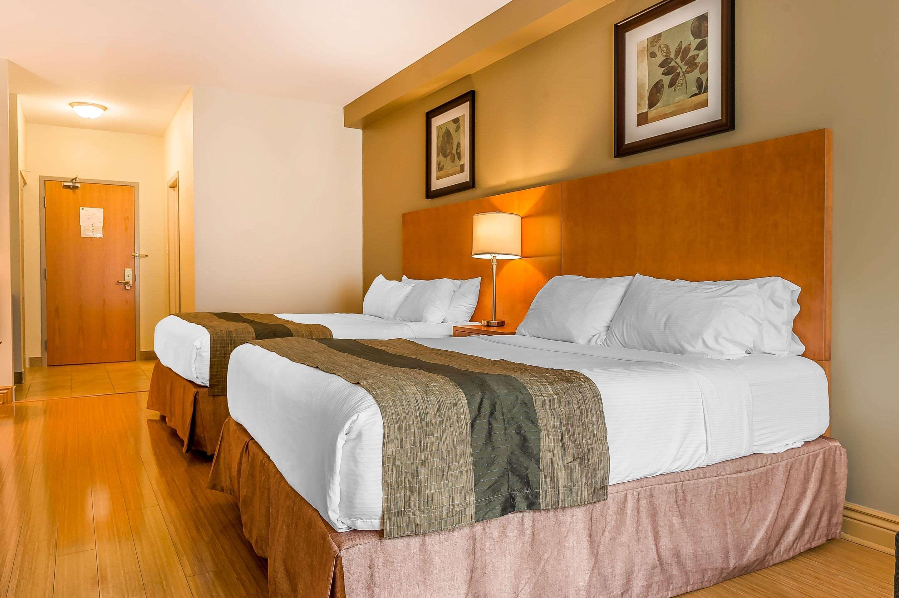 Quality Inn & Suites Hawkesbury Exterior photo