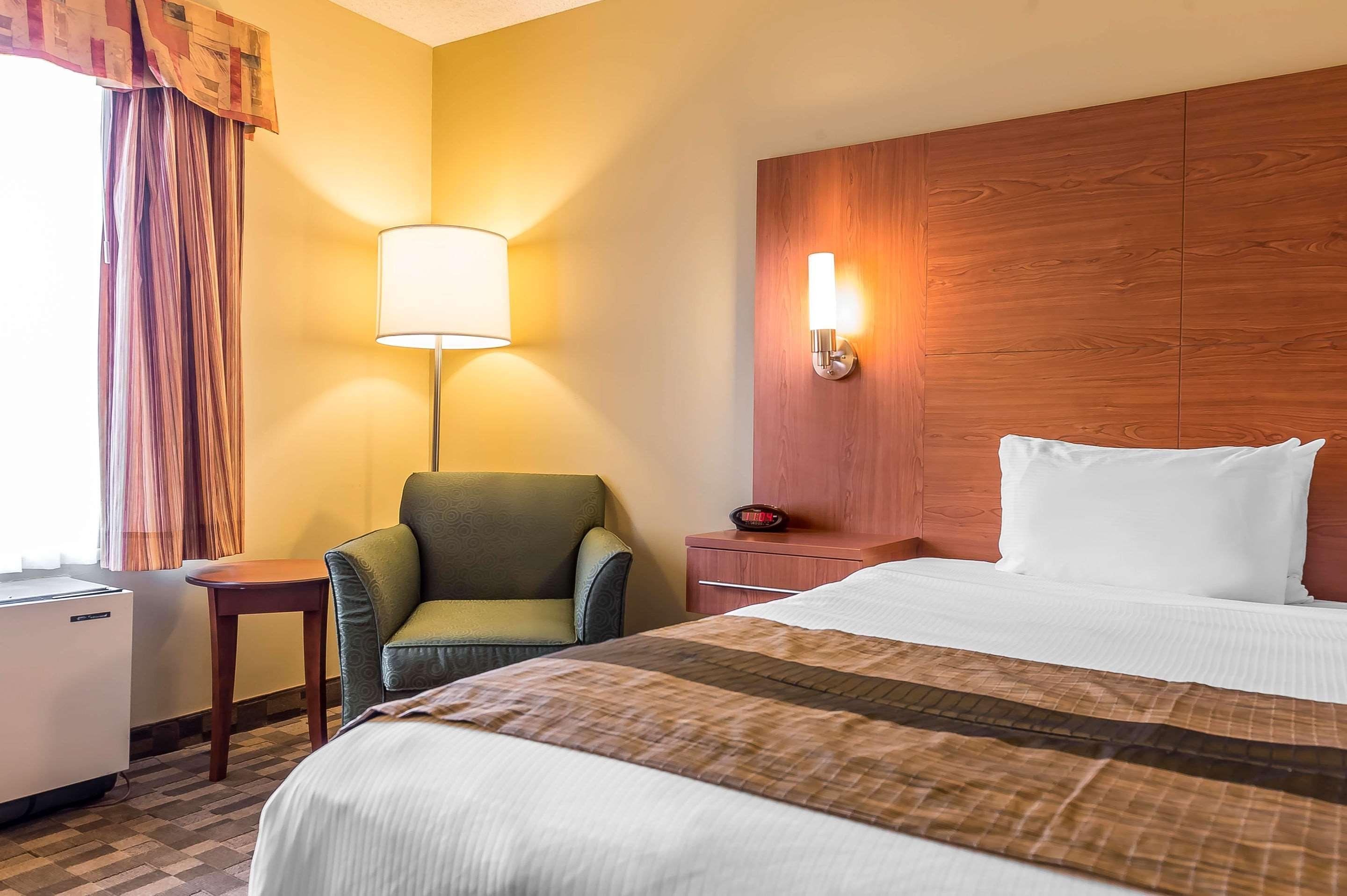 Quality Inn & Suites Hawkesbury Exterior photo