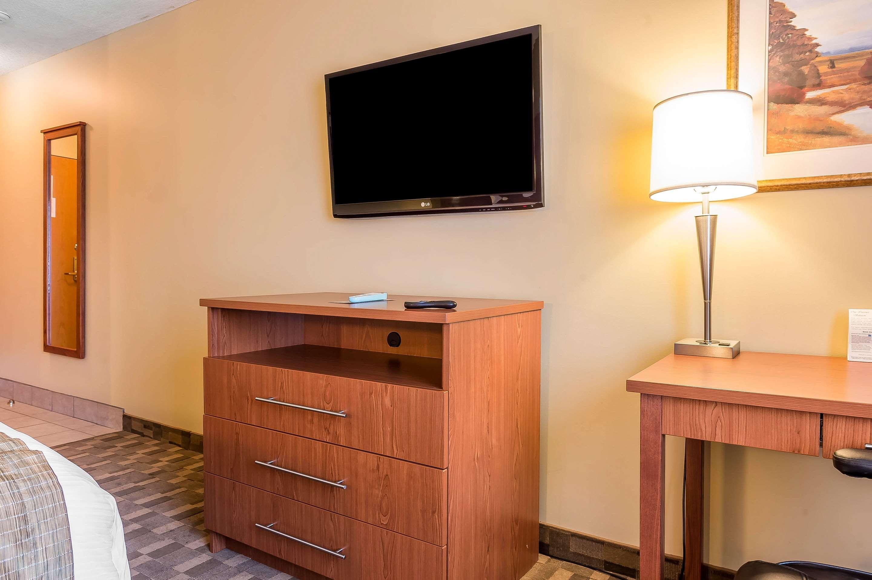 Quality Inn & Suites Hawkesbury Exterior photo