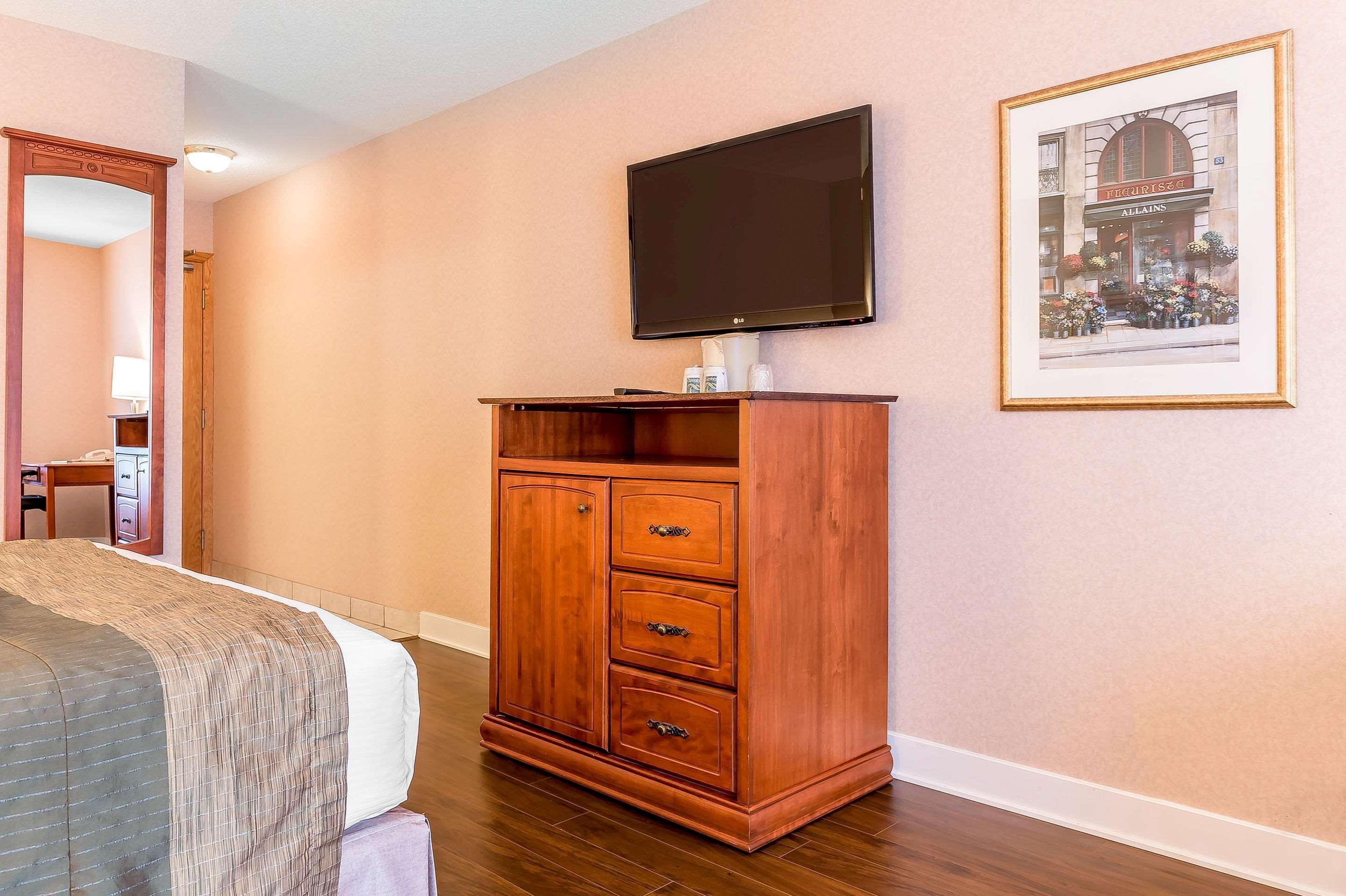 Quality Inn & Suites Hawkesbury Exterior photo