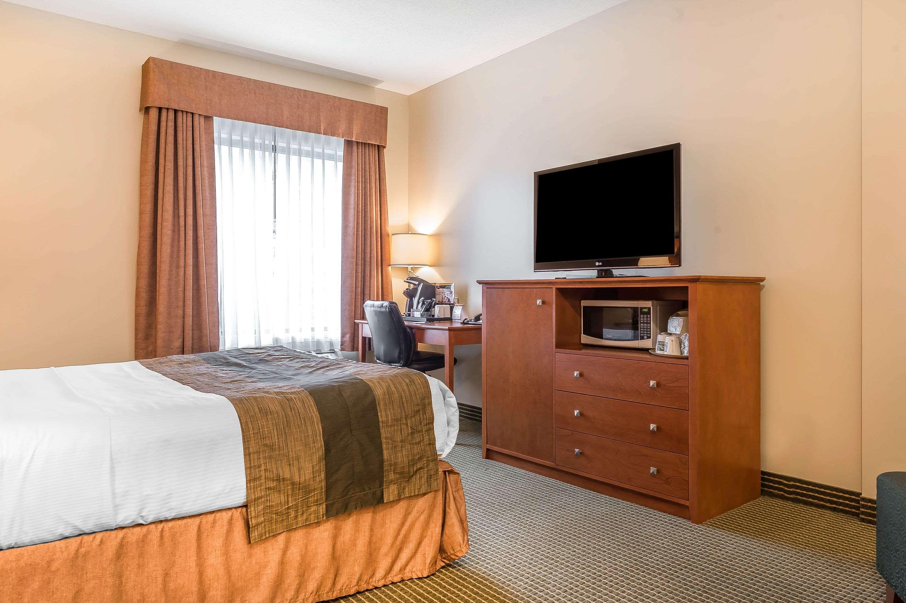 Quality Inn & Suites Hawkesbury Exterior photo