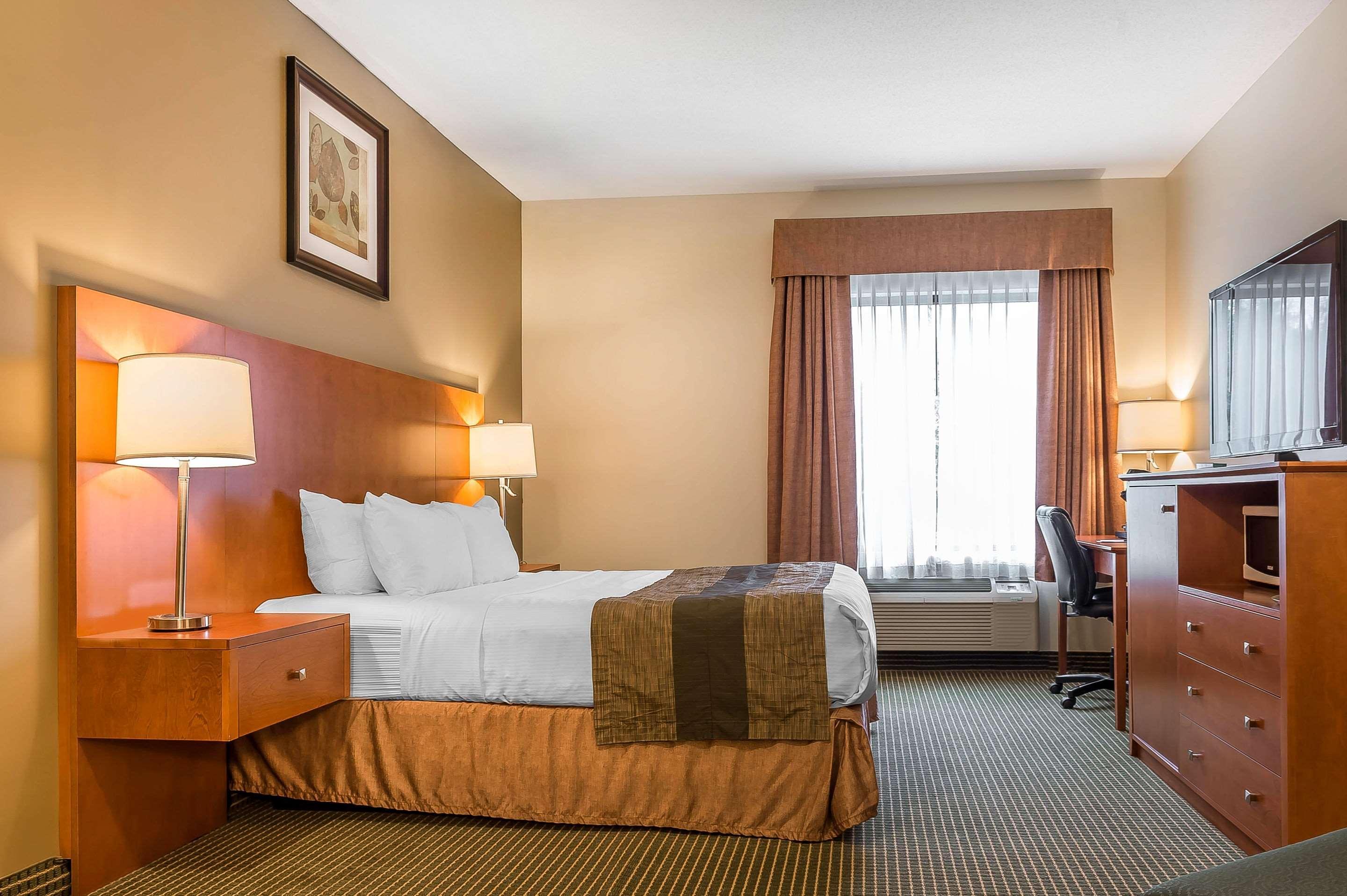 Quality Inn & Suites Hawkesbury Exterior photo