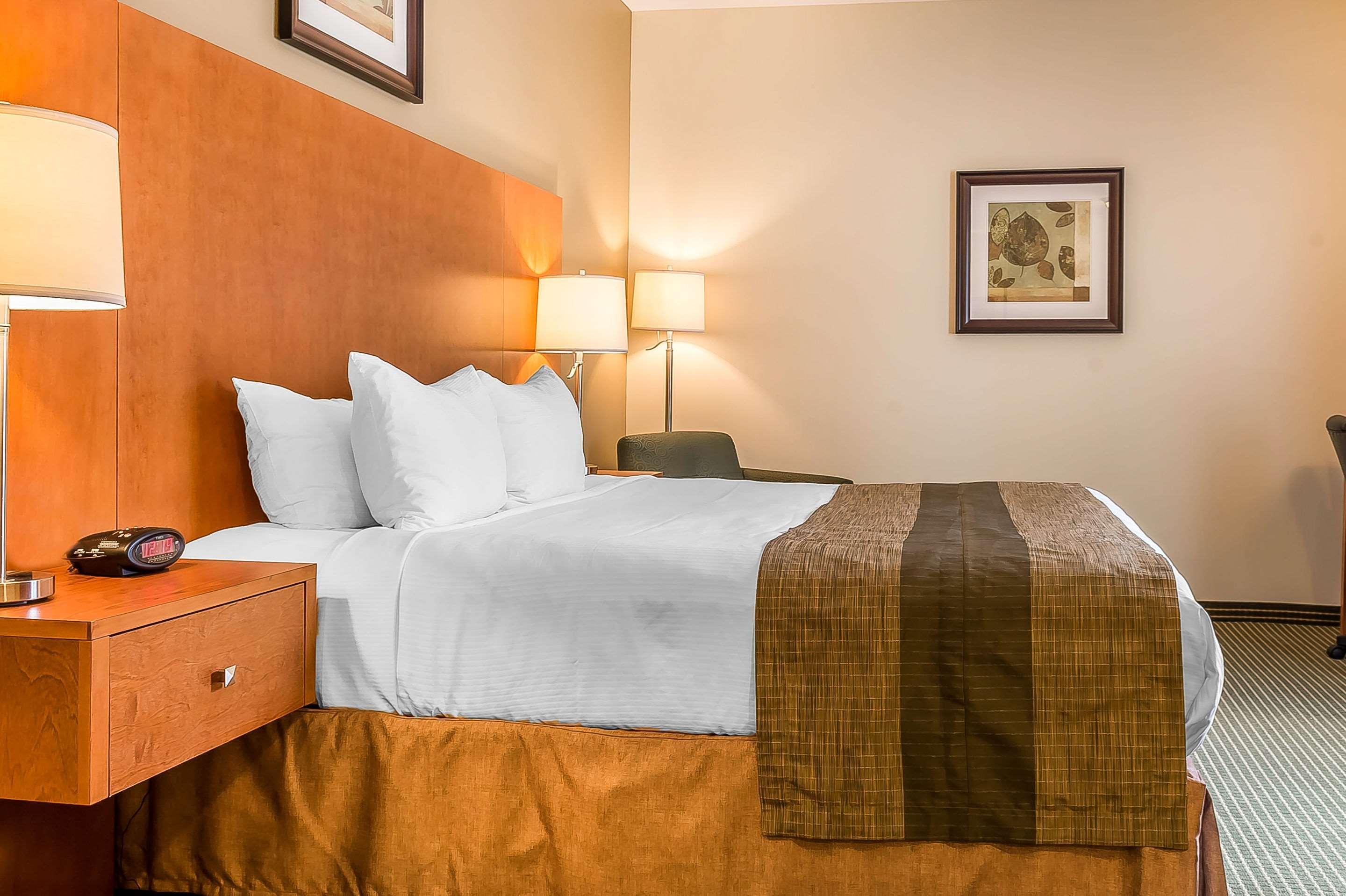 Quality Inn & Suites Hawkesbury Exterior photo