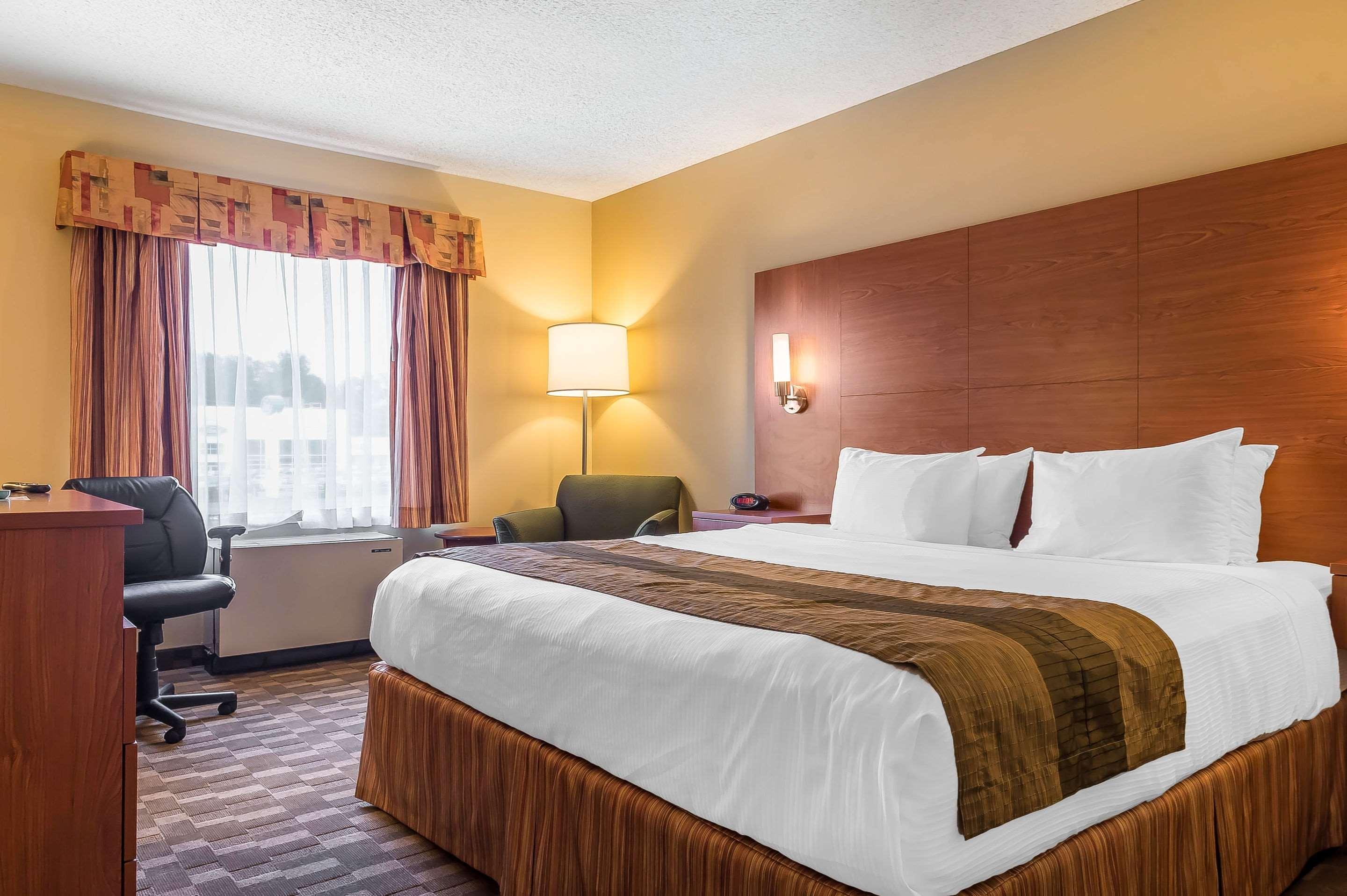 Quality Inn & Suites Hawkesbury Exterior photo