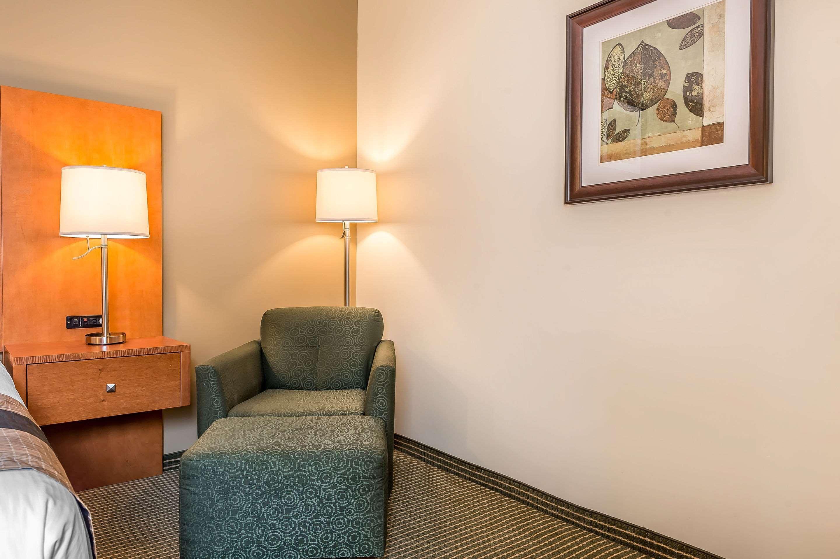 Quality Inn & Suites Hawkesbury Exterior photo