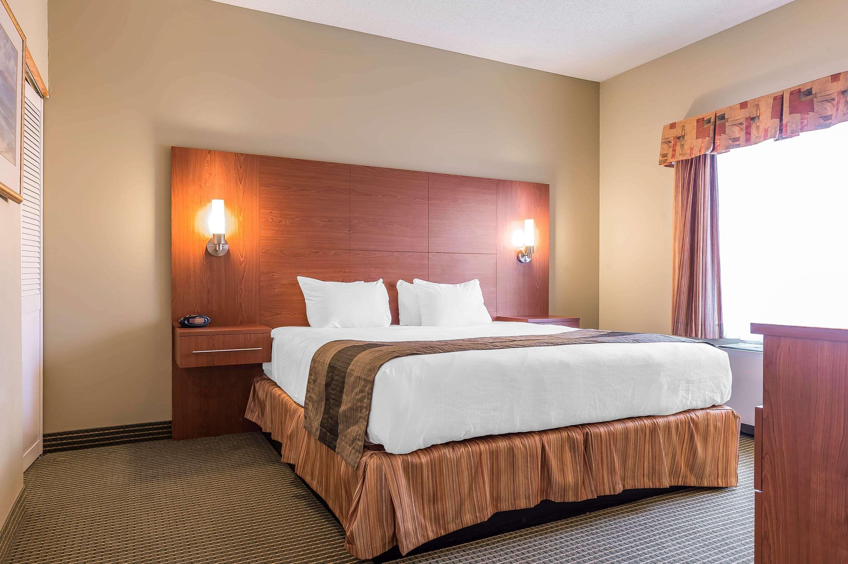 Quality Inn & Suites Hawkesbury Exterior photo