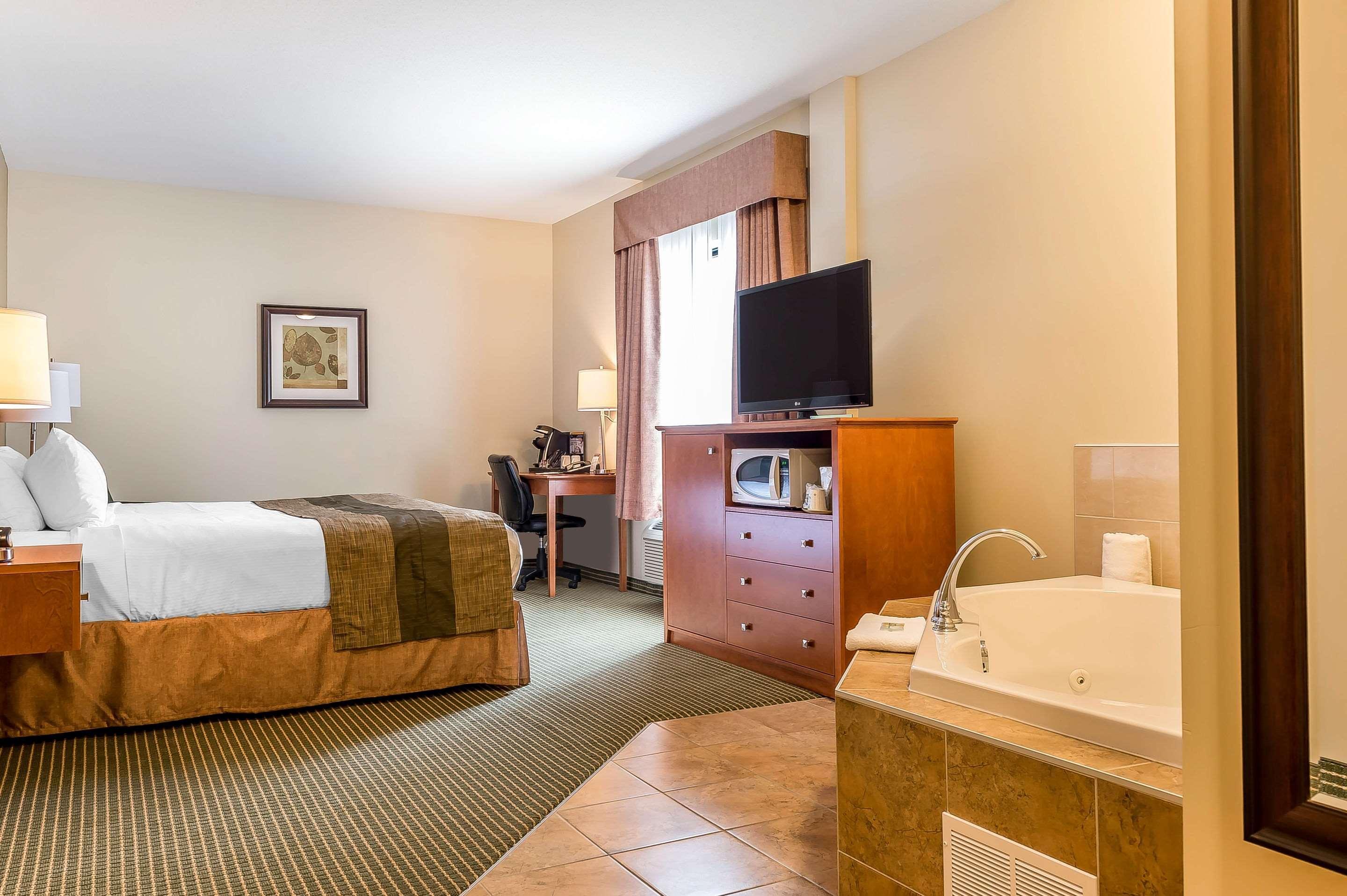 Quality Inn & Suites Hawkesbury Exterior photo