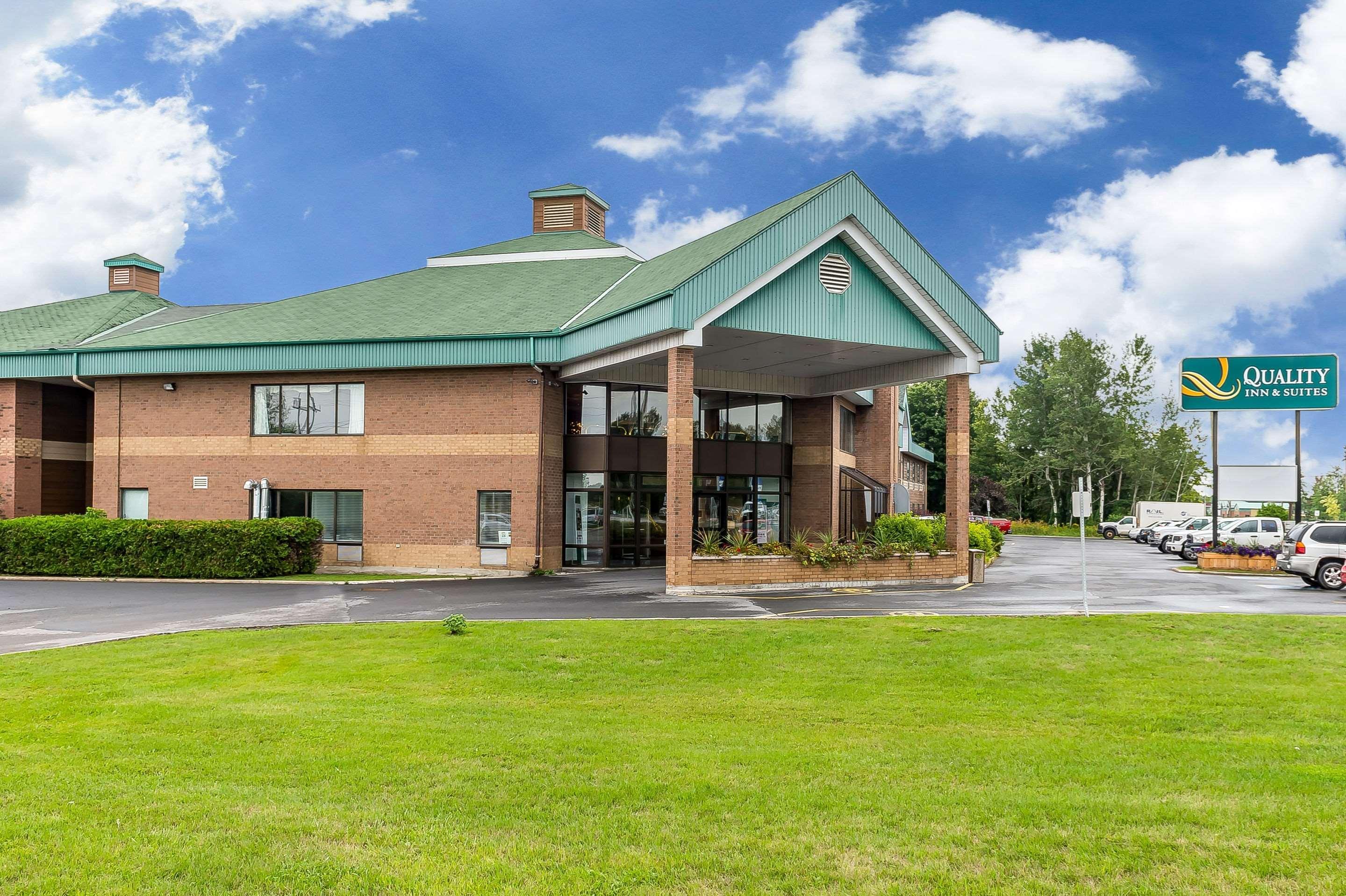 Quality Inn & Suites Hawkesbury Exterior photo