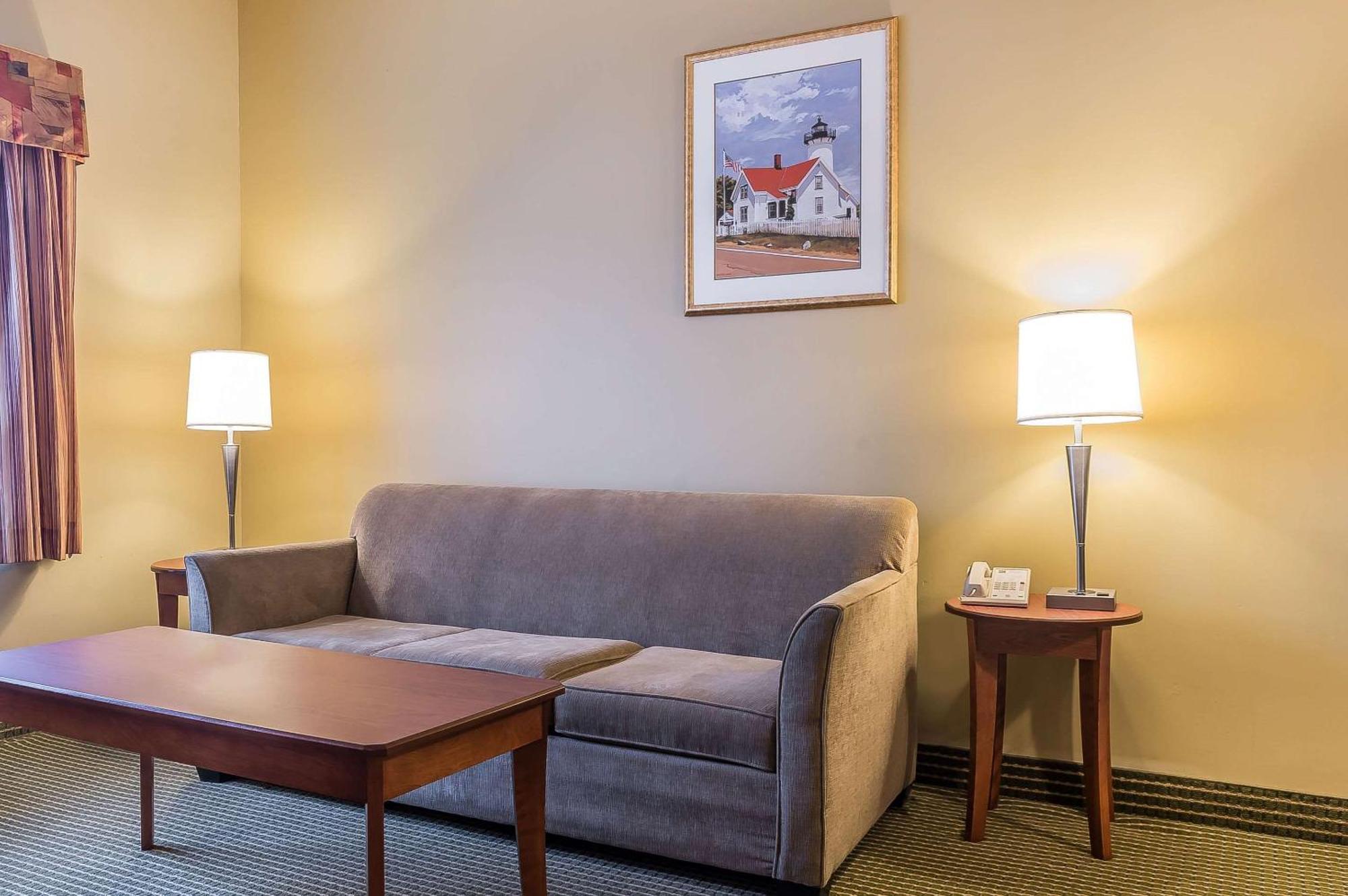 Quality Inn & Suites Hawkesbury Exterior photo
