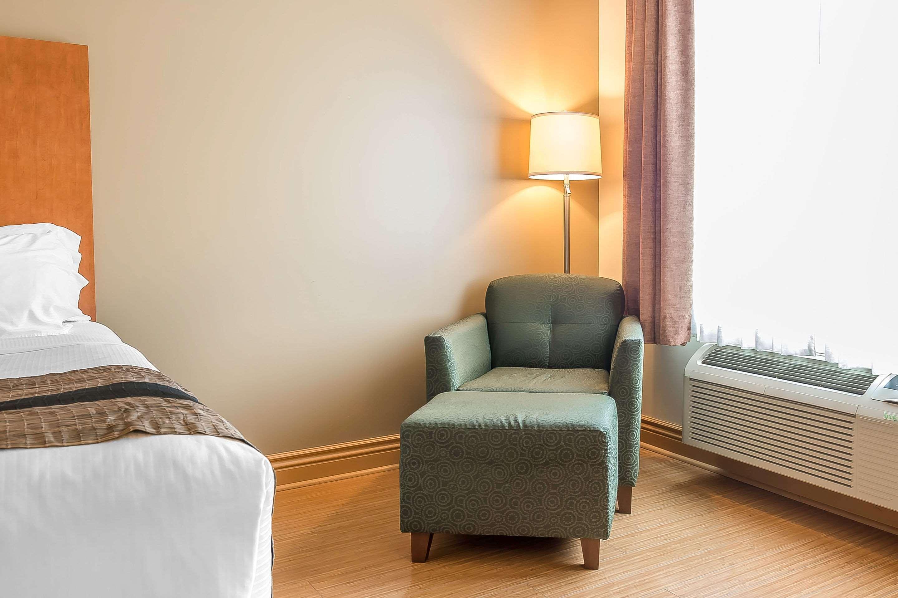 Quality Inn & Suites Hawkesbury Exterior photo