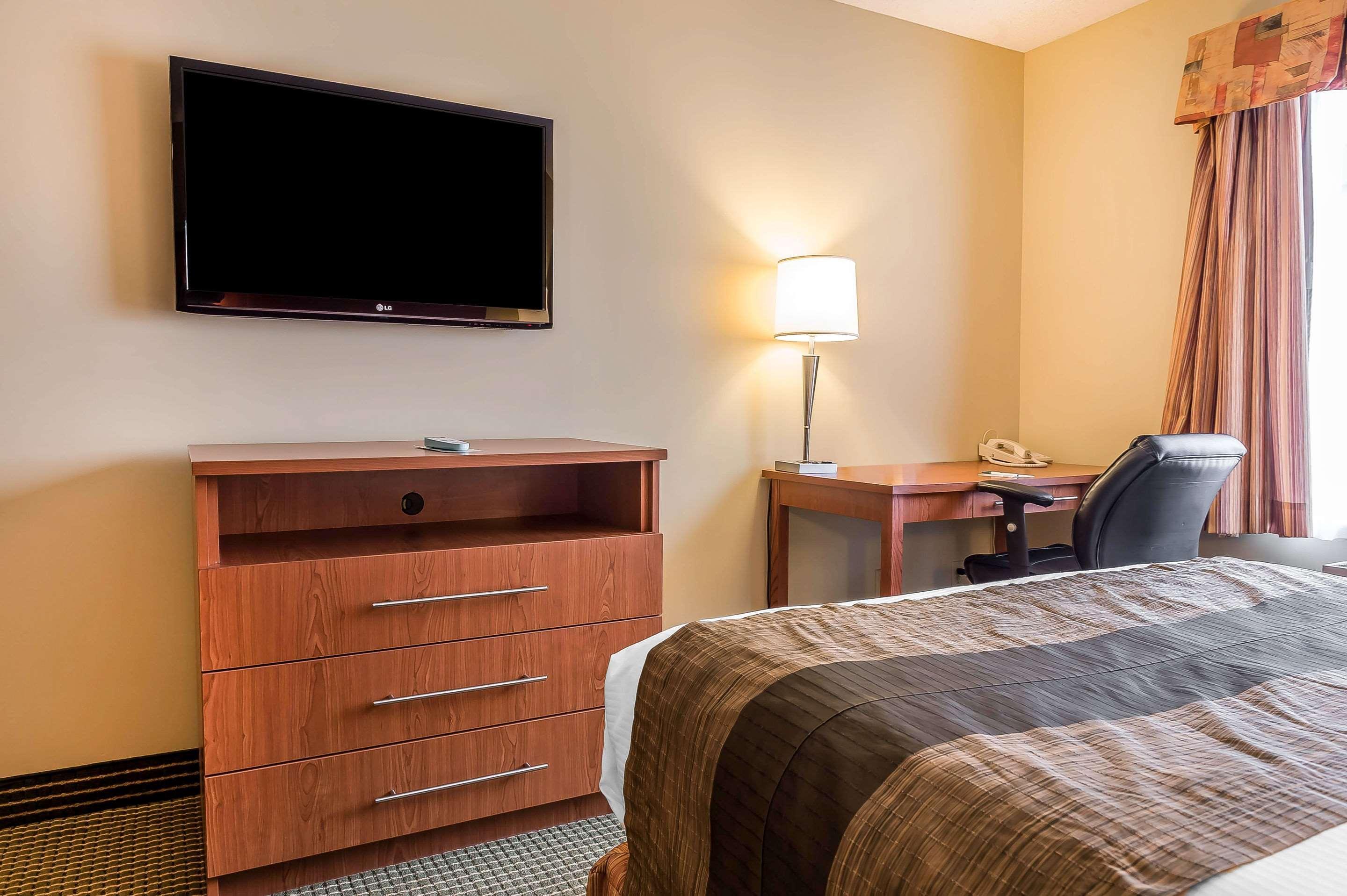 Quality Inn & Suites Hawkesbury Exterior photo