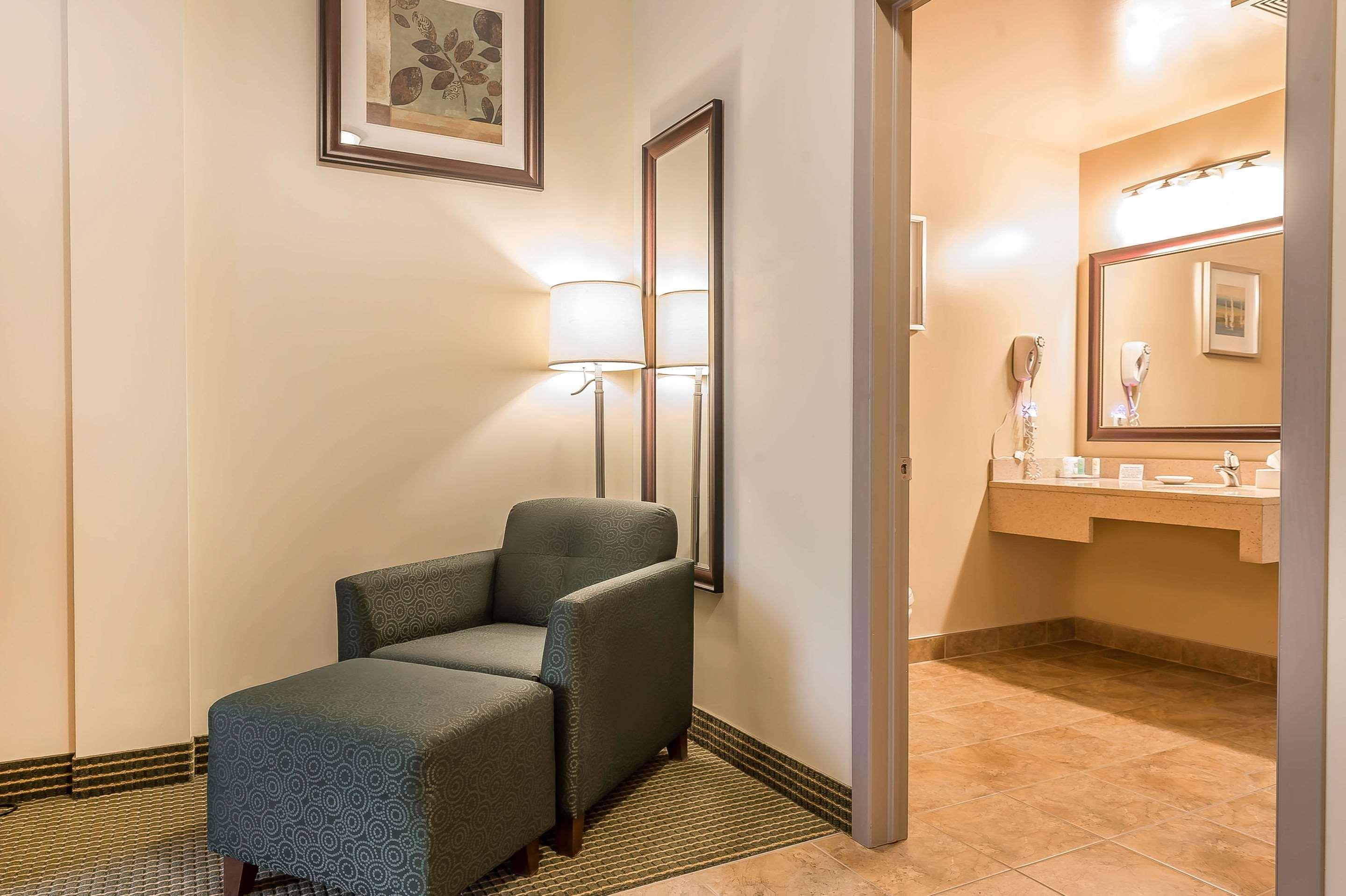 Quality Inn & Suites Hawkesbury Exterior photo