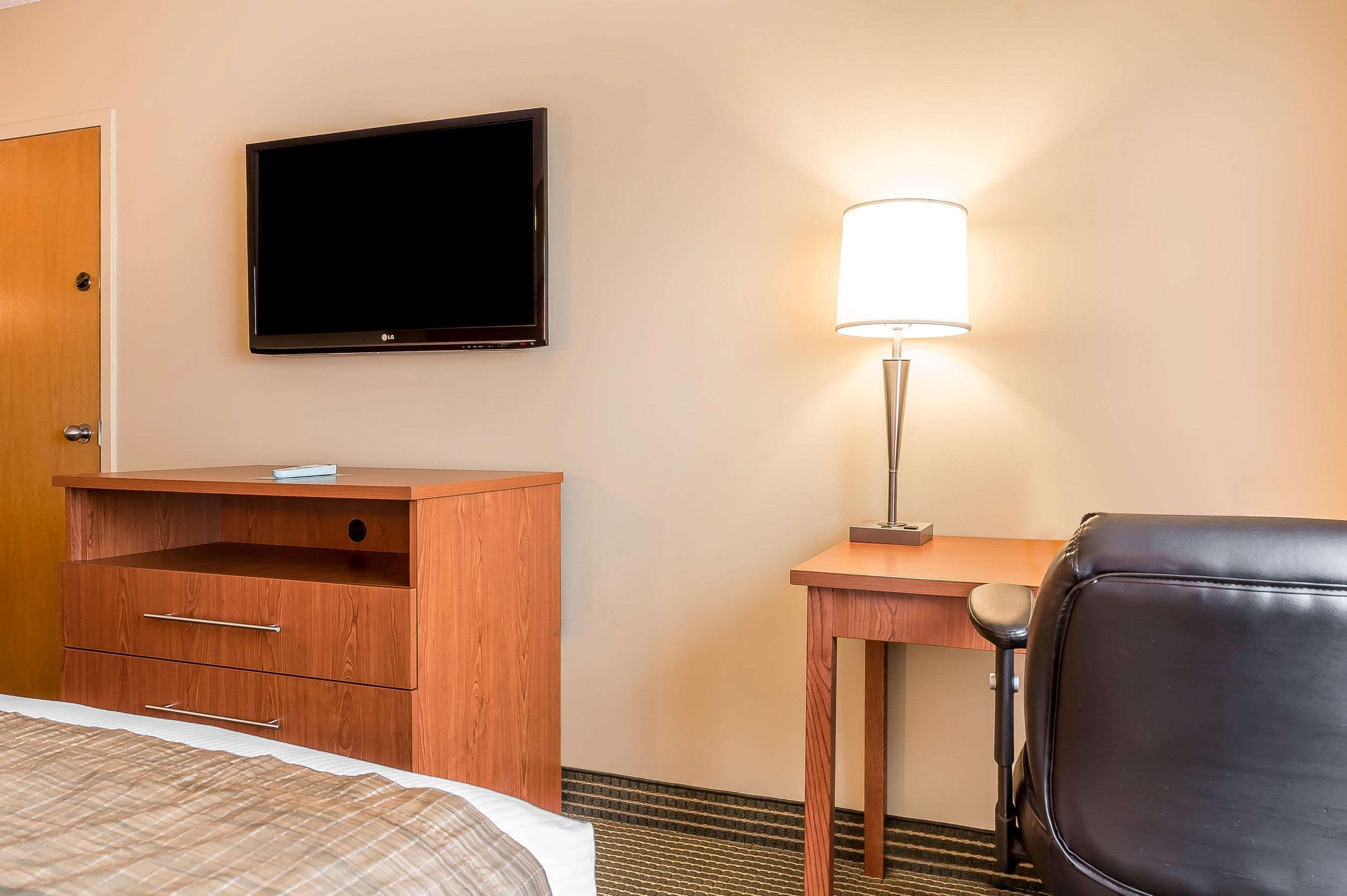 Quality Inn & Suites Hawkesbury Exterior photo
