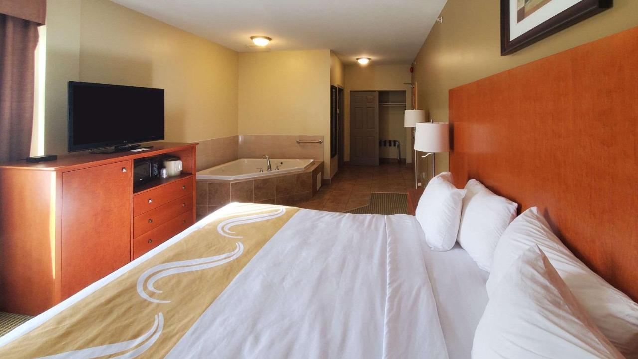 Quality Inn & Suites Hawkesbury Exterior photo