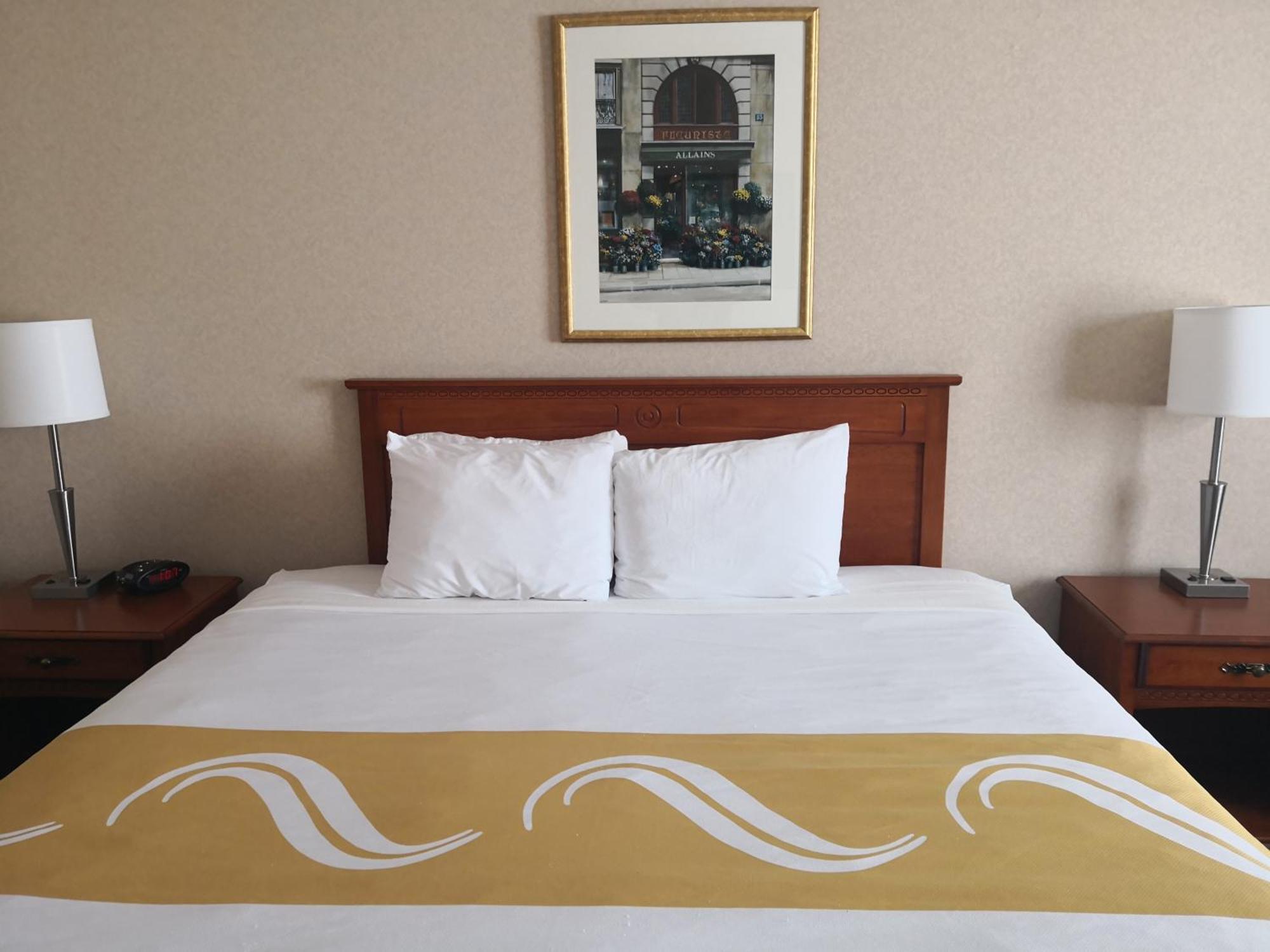 Quality Inn & Suites Hawkesbury Exterior photo