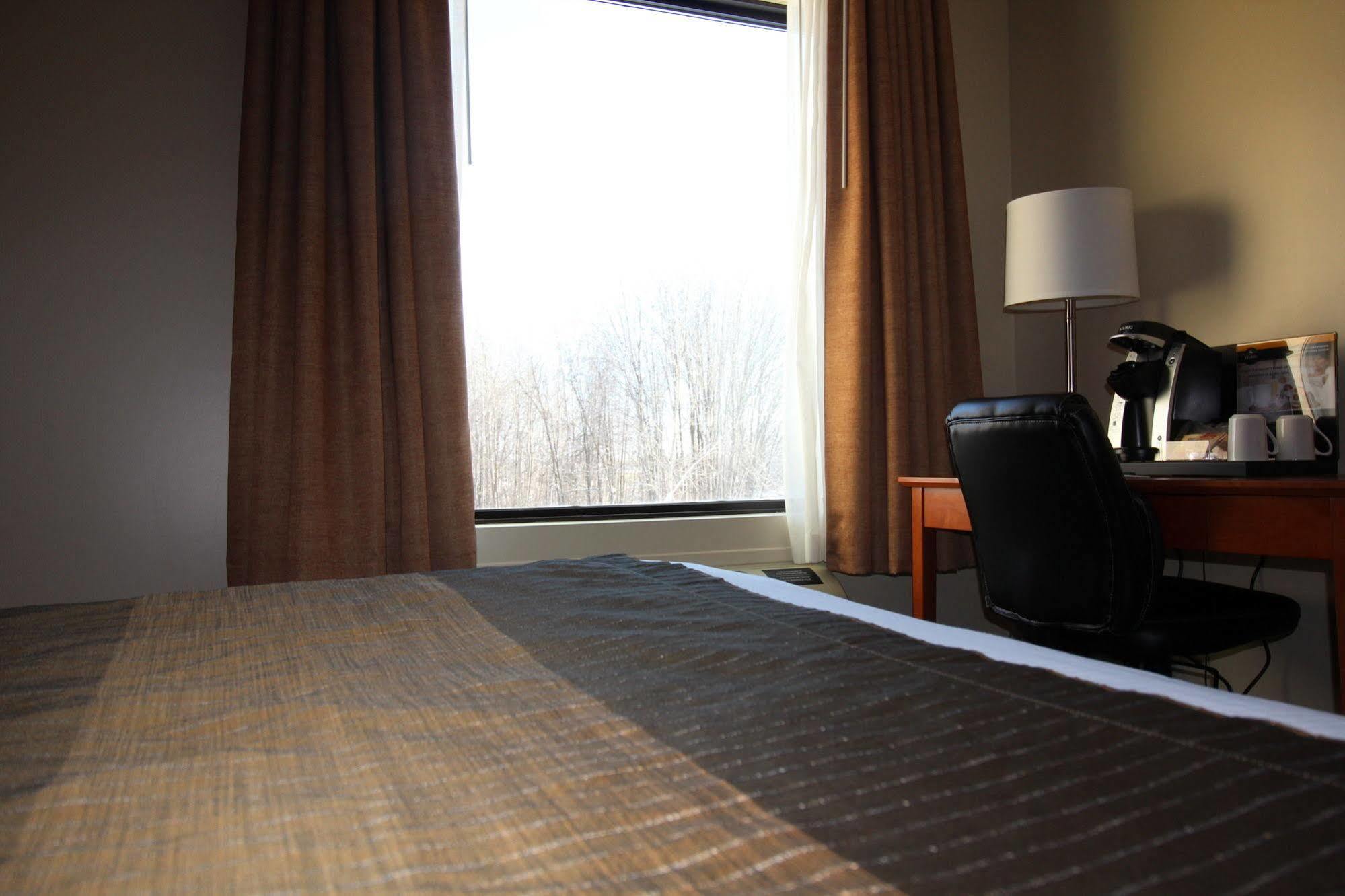 Quality Inn & Suites Hawkesbury Exterior photo